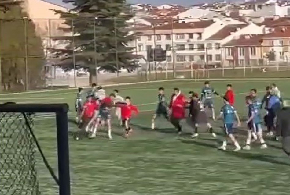 Saha Karıştı, Futbolcular Birbirine Girdi