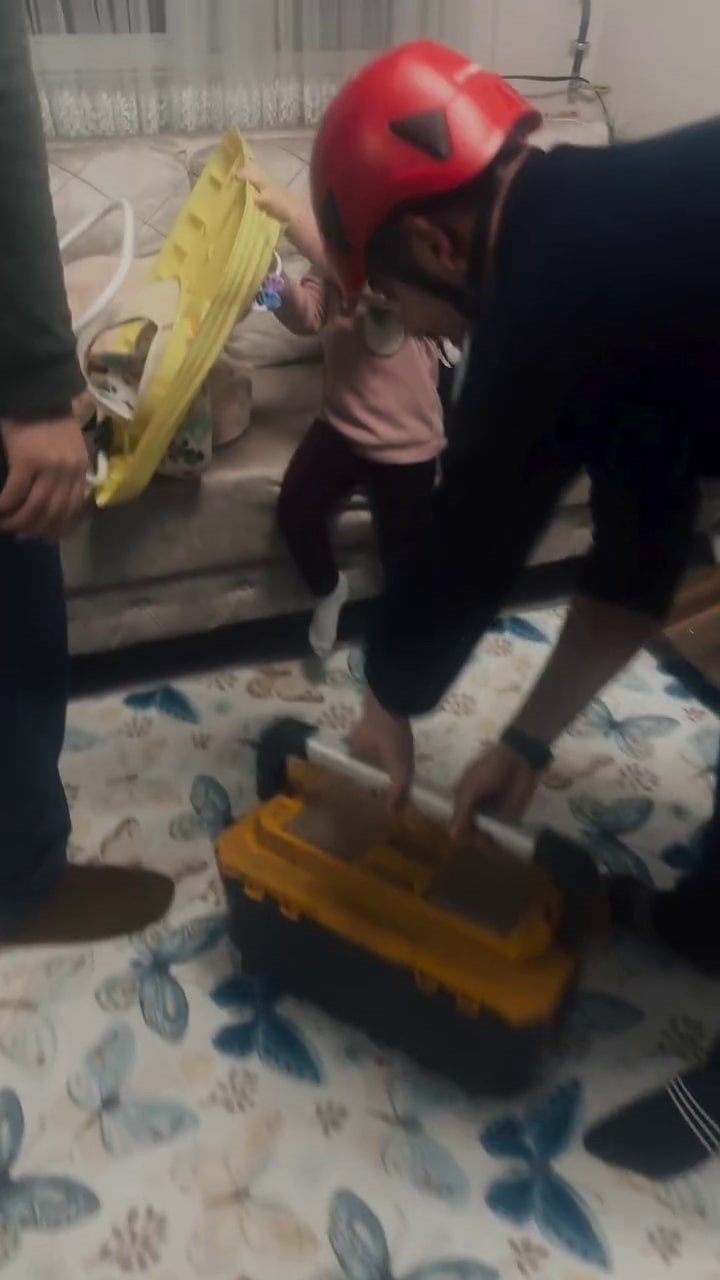 Bebek Yürütecine Parmağı Sıkışan Miniğin Yardımına İtfaiye Koştu