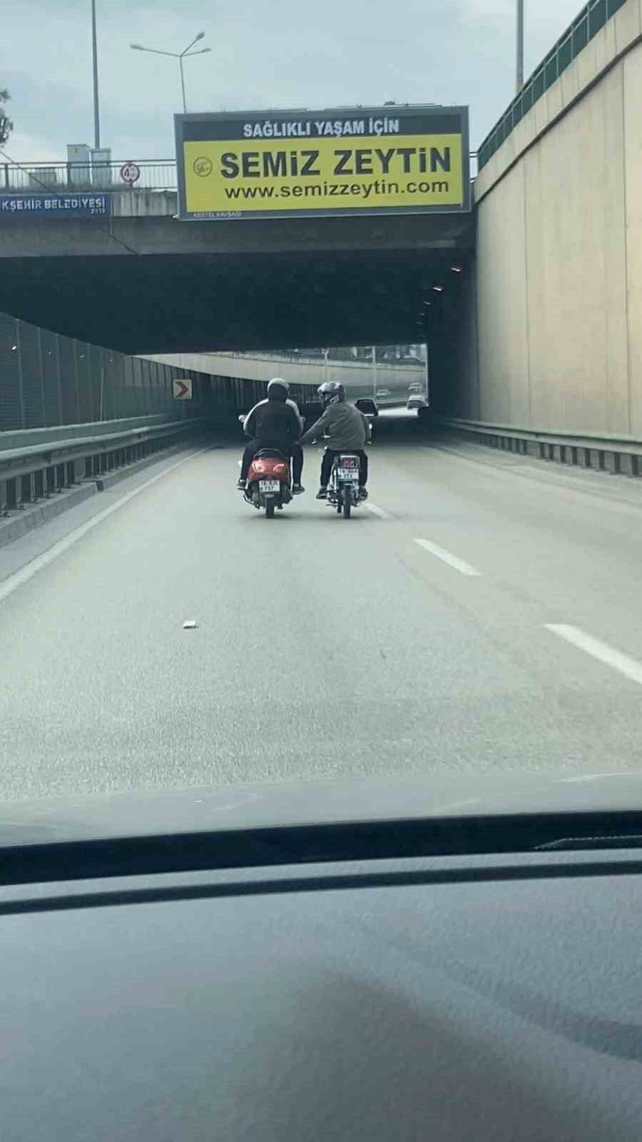 2 Motosikletlinin Tehlikeli Yolculuğu  Kameraya Yansıdı