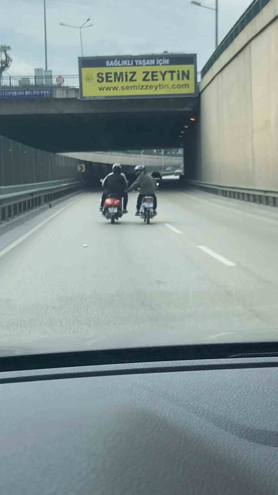 2 Motosikletlinin Tehlikeli Yolculuğu  Kameraya Yansıdı
