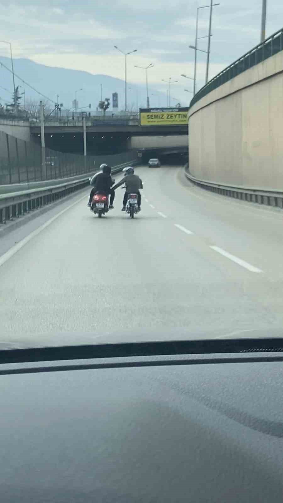 2 Motosikletlinin Tehlikeli Yolculuğu  Kameraya Yansıdı