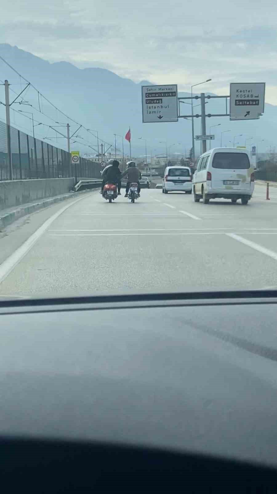 2 Motosikletlinin Tehlikeli Yolculuğu  Kameraya Yansıdı