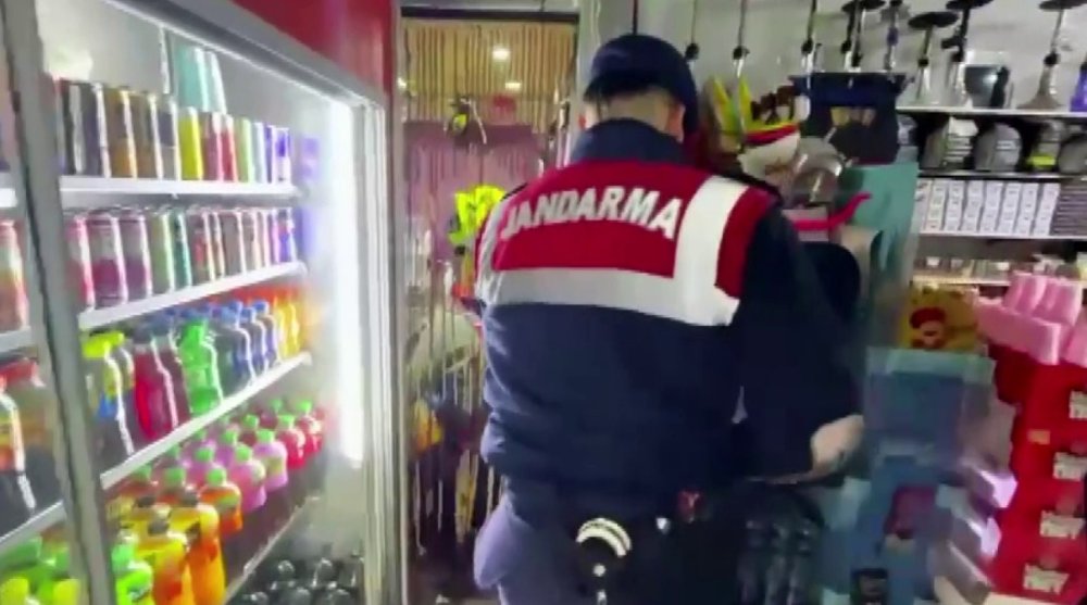 Marketteki Raftan Yiyecek Yerine Kaçak Alkol Çıktı