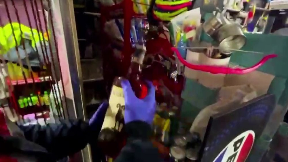 Marketteki Raftan Yiyecek Yerine Kaçak Alkol Çıktı