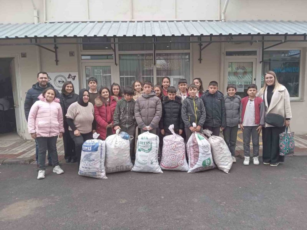 Ortaokul Öğrencileri Engelliler İçin 6 Çuval Plastik Kapak Topladı