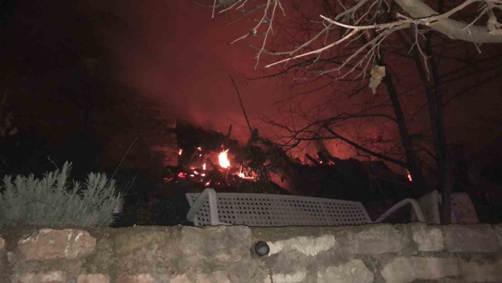 Ahşap Ev Alev Alev Yandı, Mahsur Kalan 2 Kişi Kurtarıldı