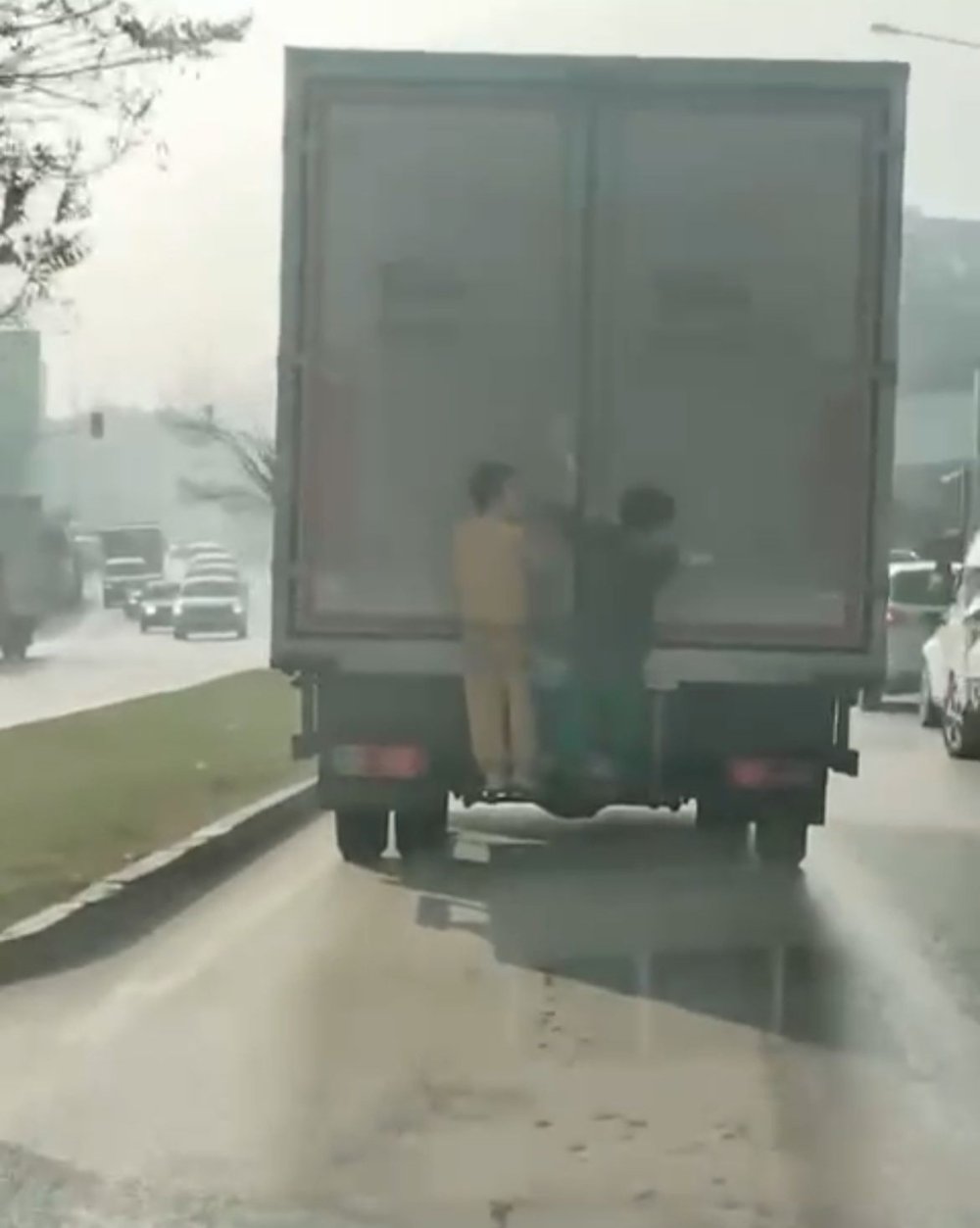 Çocukların Tehlikeli Oyunu Kameraya Yansıdı: Kamyonun Arkasına Tutunup Dakikalarca İlerlediler