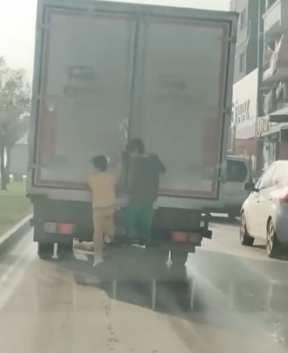 Çocukların Tehlikeli Oyunu Kameraya Yansıdı: Kamyonun Arkasına Tutunup Dakikalarca İlerlediler