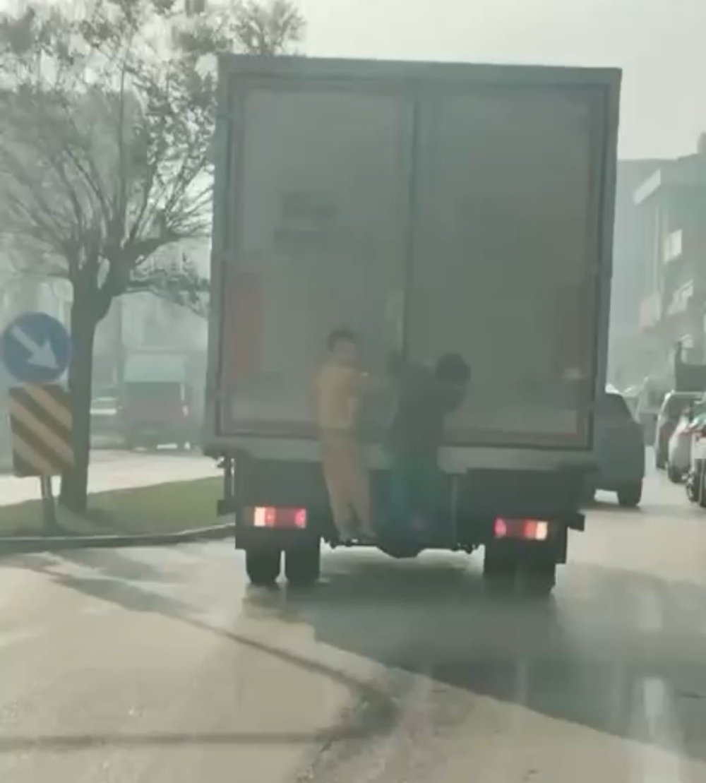 Çocukların Tehlikeli Oyunu Kameraya Yansıdı: Kamyonun Arkasına Tutunup Dakikalarca İlerlediler