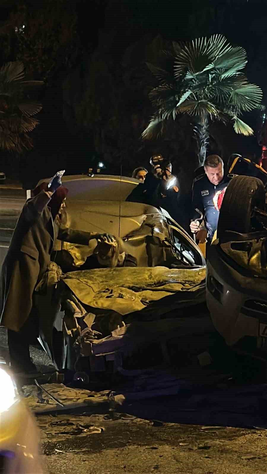 Katliam Gibi Kaza... İki Araç Kafa Kafaya Çarpıştı: 1 Ölü, 3 Ağır Yaralı