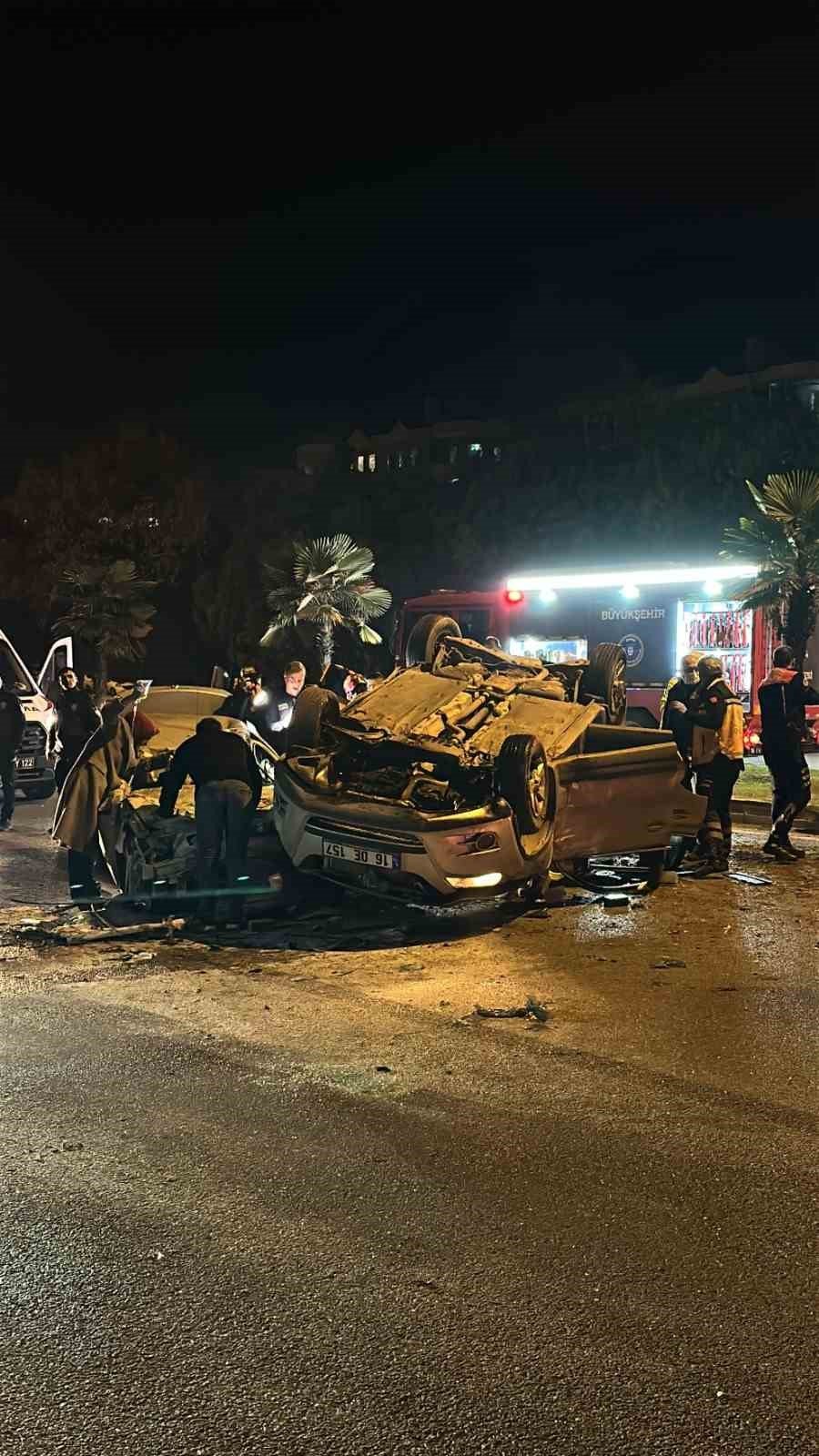 Katliam Gibi Kaza... İki Araç Kafa Kafaya Çarpıştı: 1 Ölü, 3 Ağır Yaralı