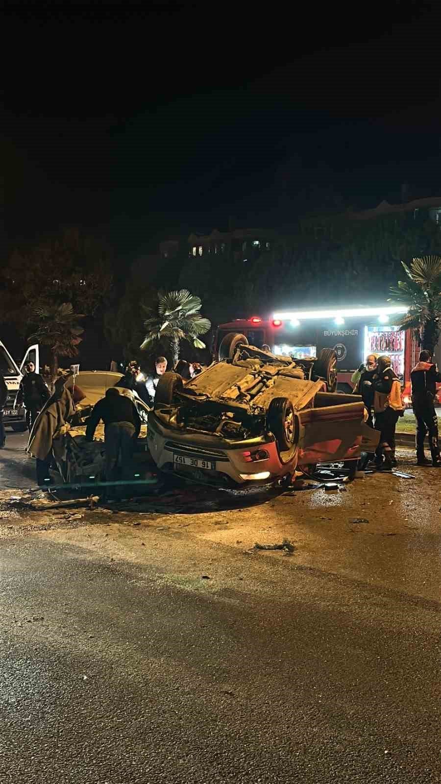 Katliam Gibi Kaza... İki Araç Kafa Kafaya Çarpıştı: 1 Ölü, 3 Ağır Yaralı