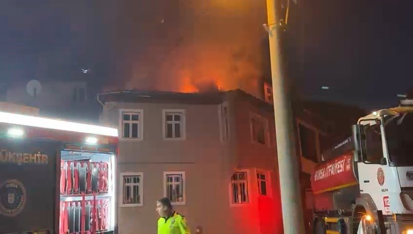 Çıkan Yangında 3 Ev Kullanılamaz Hale Geldi