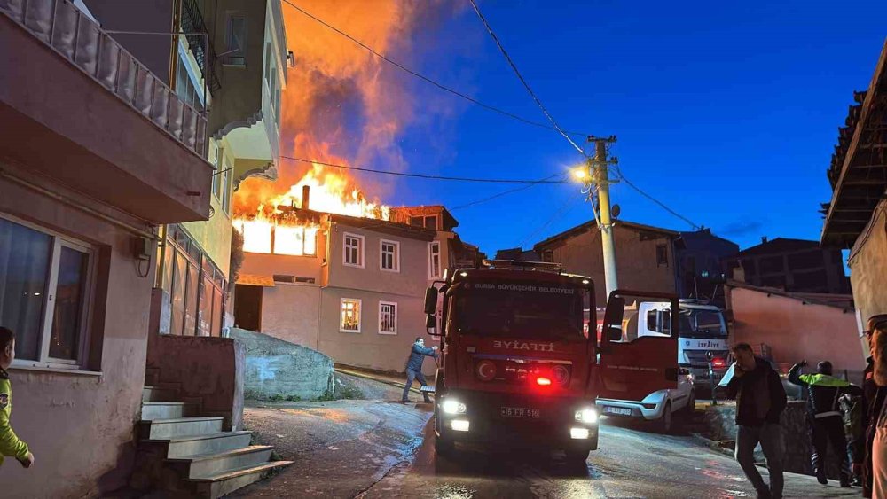 Çıkan Yangında 3 Ev Kullanılamaz Hale Geldi