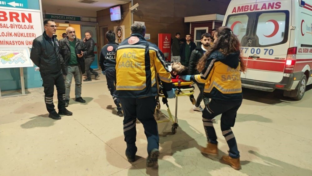 Direğe Çarpan Motosiklet İkiye Bölündü: 1 Yaralı
