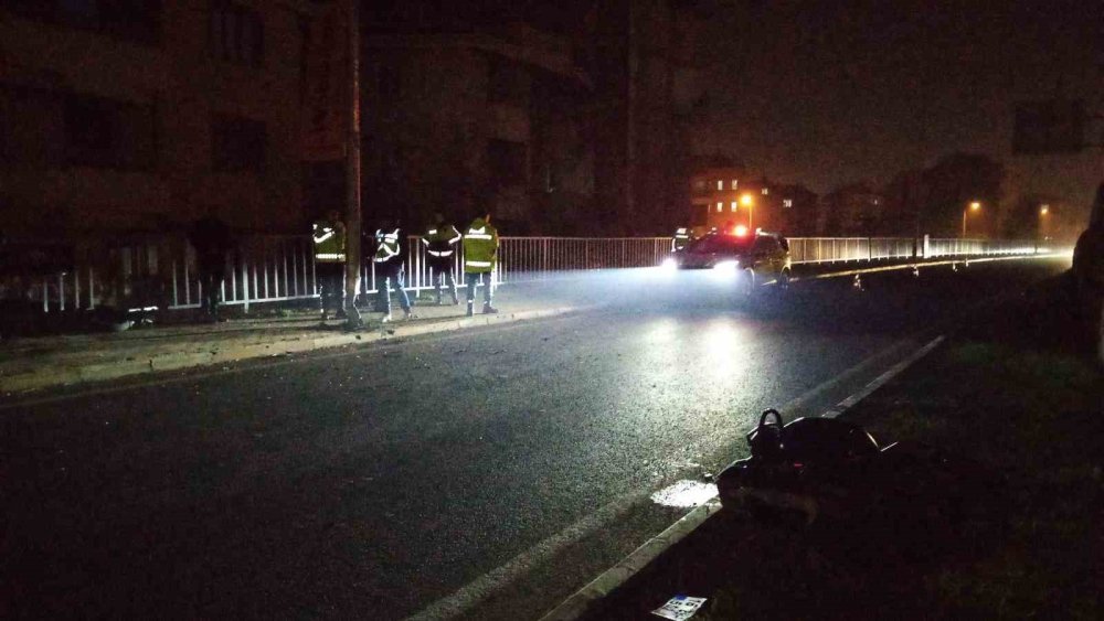 Direğe Çarpan Motosiklet İkiye Bölündü: 1 Yaralı