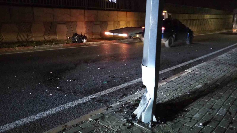 Direğe Çarpan Motosiklet İkiye Bölündü: 1 Yaralı