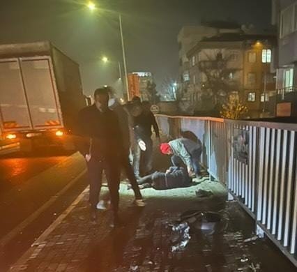 Direğe Çarpan Motosiklet İkiye Bölündü: 1 Yaralı
