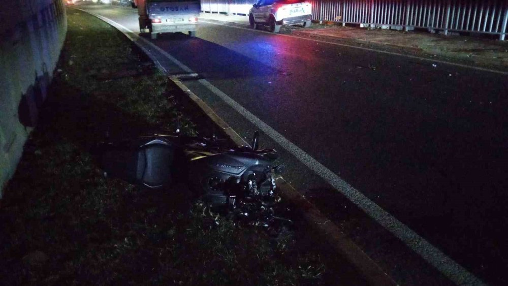 Direğe Çarpan Motosiklet İkiye Bölündü: 1 Yaralı
