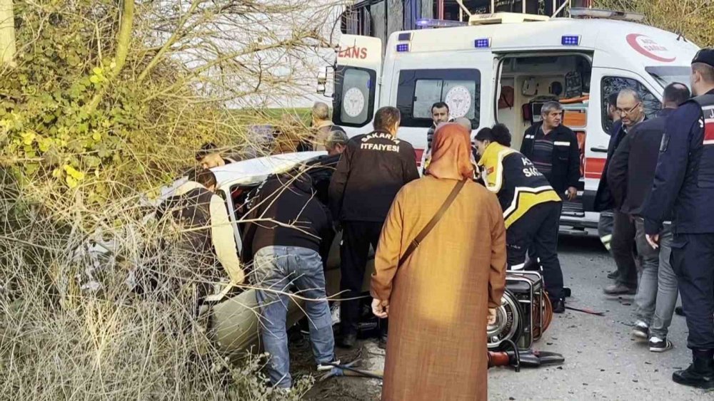 Feci Kaza: Otomobil Hurdaya Döndü, Anne Ve Oğlu Hayatını Kaybetti