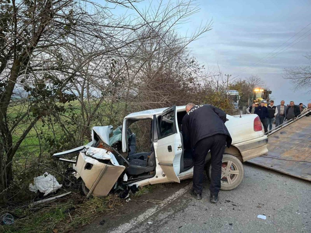 Feci Kaza: Otomobil Hurdaya Döndü, Anne Ve Oğlu Hayatını Kaybetti