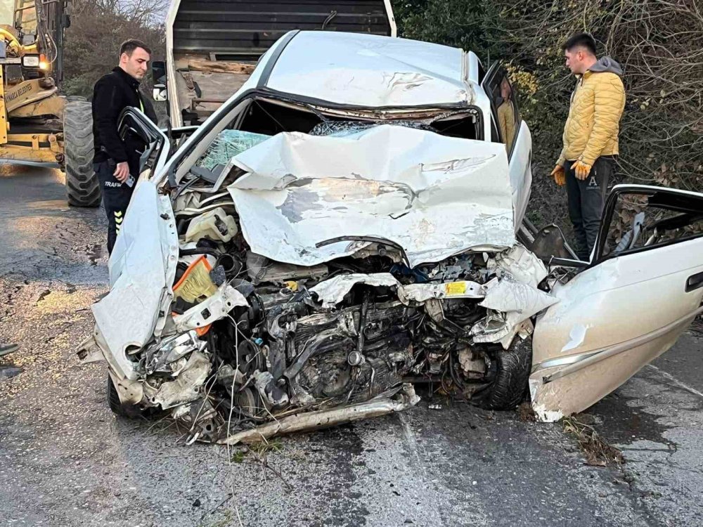 Feci Kaza: Otomobil Hurdaya Döndü, Anne Ve Oğlu Hayatını Kaybetti