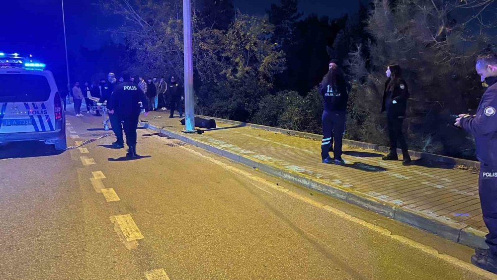 Feci Kaza: Otomobile Çarpan Motosikletteki 2 Kişi Hayatını Kaybetti