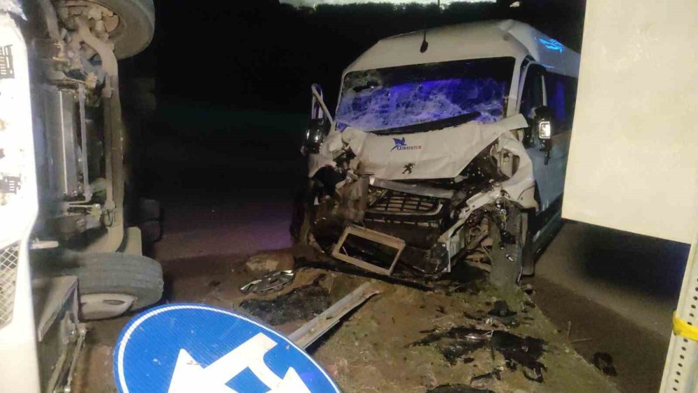 İşçi Servisleri Çarpıştı: 20 Yaralı