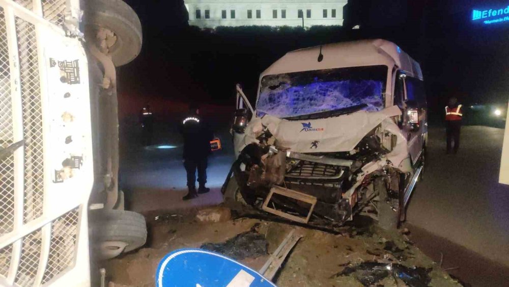 İşçi Servisleri Çarpıştı: 20 Yaralı