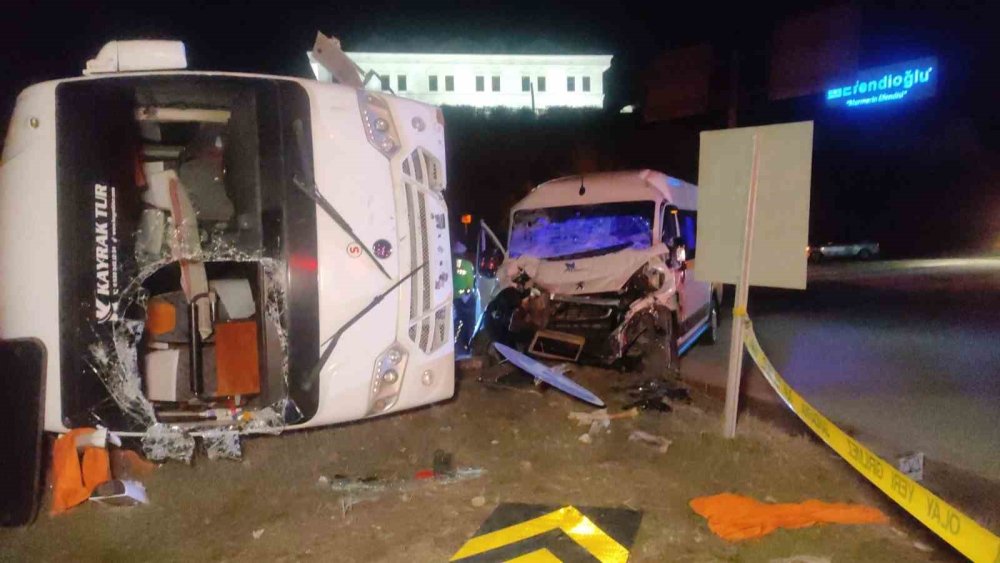 İşçi Servisleri Çarpıştı: 20 Yaralı