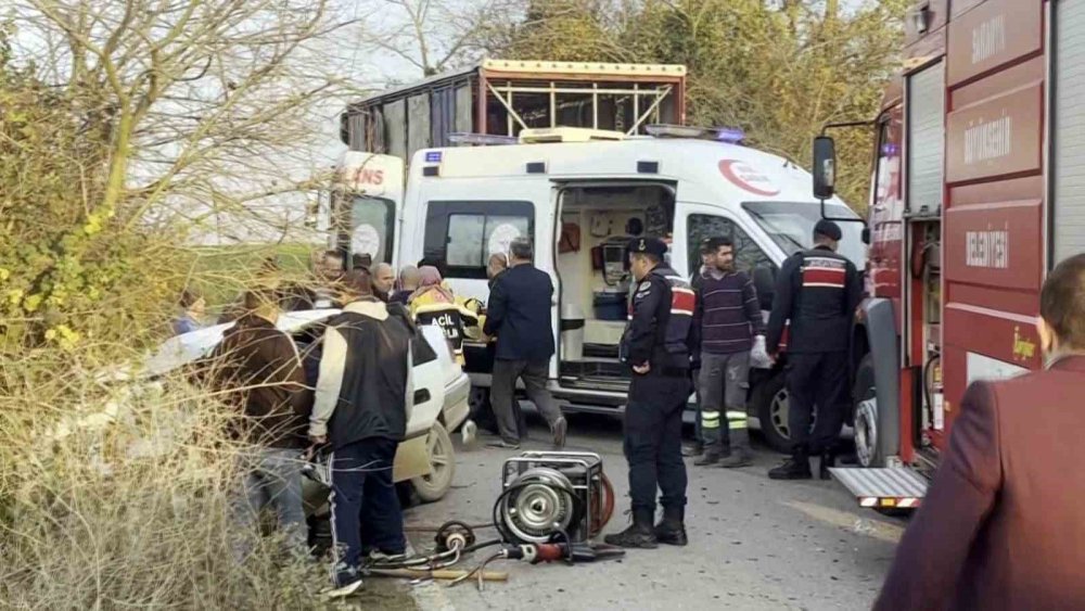 Kamyon İle Otomobil Çarpıştı: 2 Ağır Yaralı