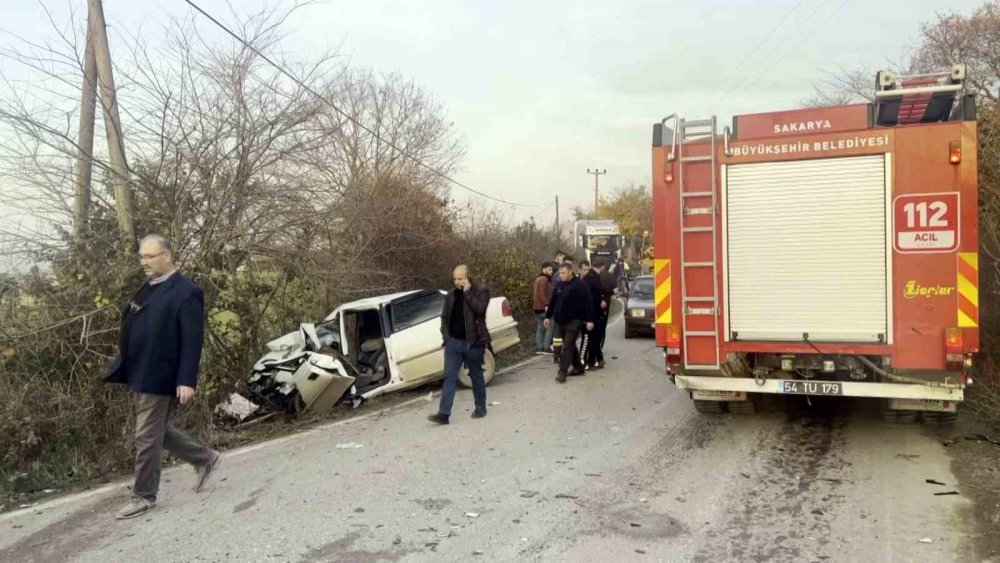 Kamyon İle Otomobil Çarpıştı: 2 Ağır Yaralı