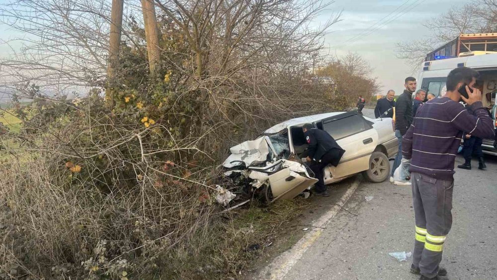 Kamyon İle Otomobil Çarpıştı: 2 Ağır Yaralı