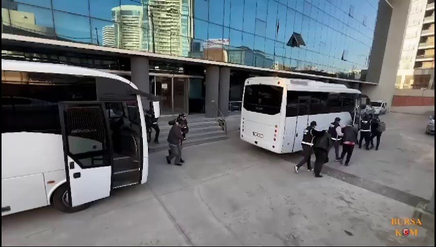 “Kredi Çekeceğiz” Vaadiyle 20 Milyon Dolandırdılar... 14 Kişi Tutuklandı
