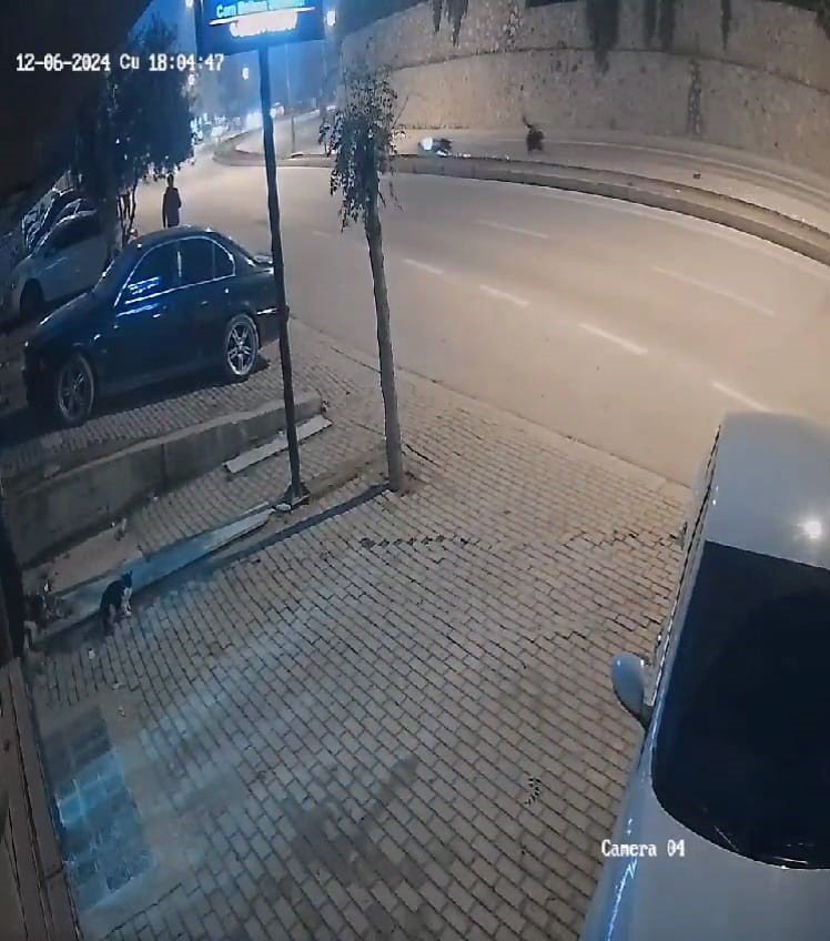 Motosikleti 30 Metre Sürüklendi, Ayağa Kalkıp Yoluna Devam Etti