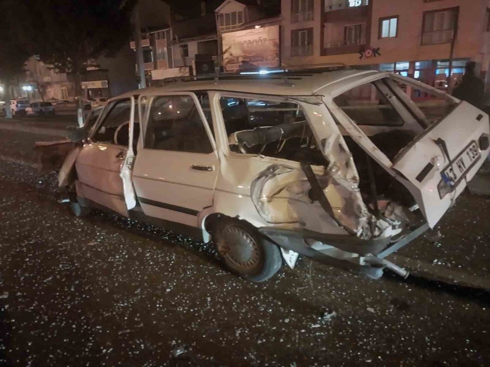 Otomobil İle Kamyon Çarpıştı: 2 Yaralı