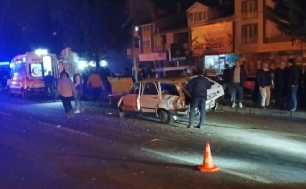Otomobil İle Kamyon Çarpıştı: 2 Yaralı