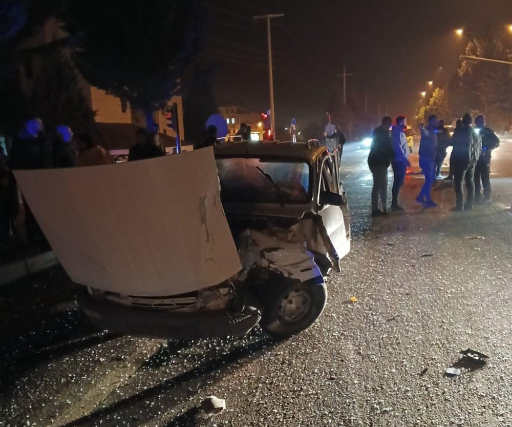 Otomobil İle Kamyon Çarpıştı: 2 Yaralı