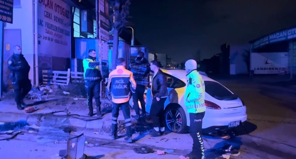 Araç Kafa Kafaya Çarpıştı: Sıkışan Sürücü Yaralandı