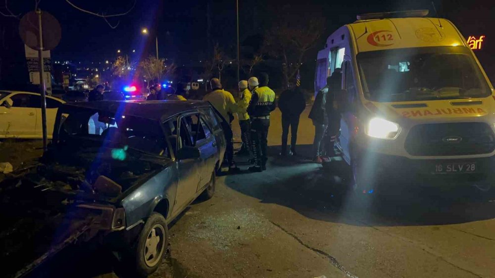 Araç Kafa Kafaya Çarpıştı: Sıkışan Sürücü Yaralandı