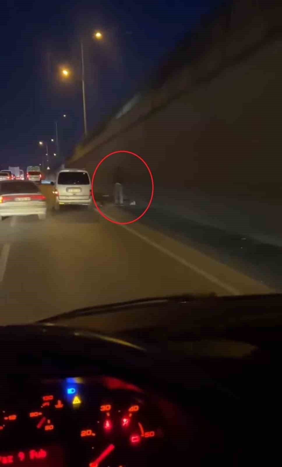 Aracını Sağ Şeride Çekerek Namaz Kıldı