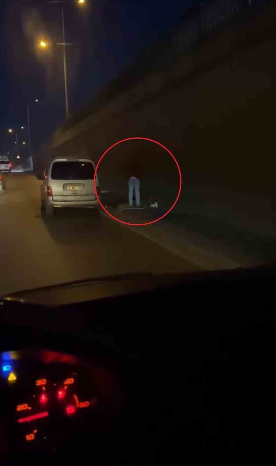 Aracını Sağ Şeride Çekerek Namaz Kıldı