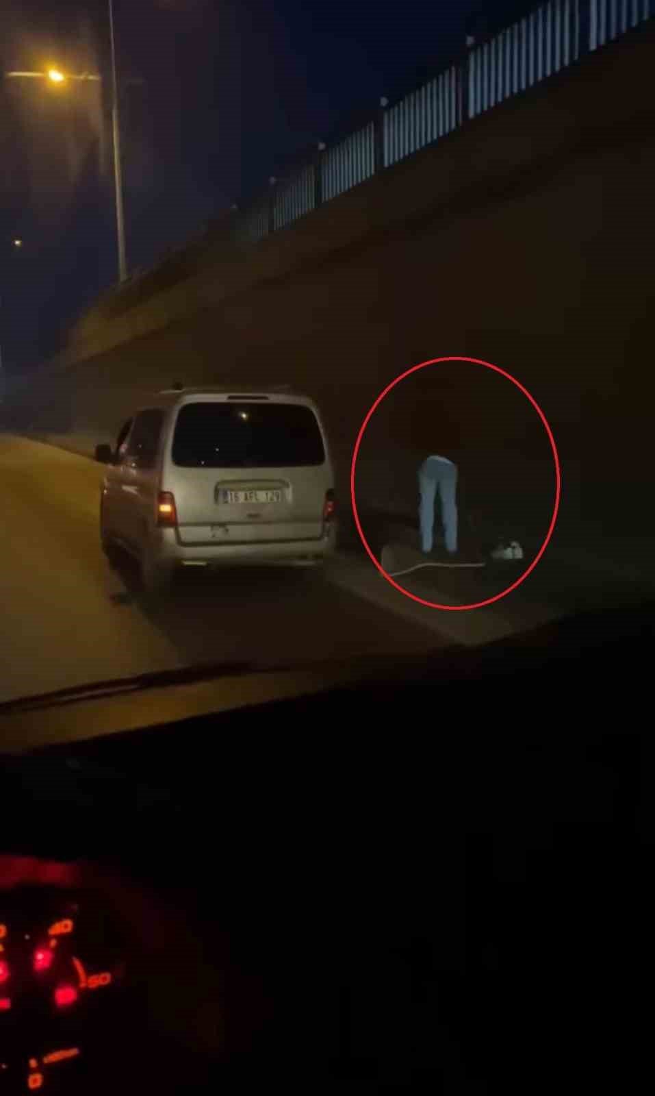 Aracını Sağ Şeride Çekerek Namaz Kıldı