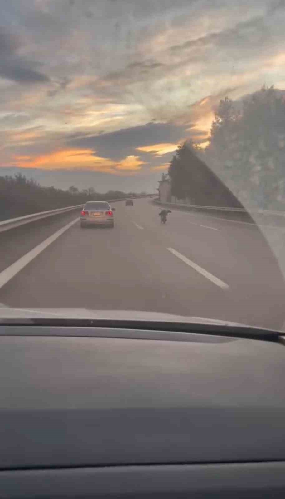 Otobanda Motosikletini Yatarak Kullandı