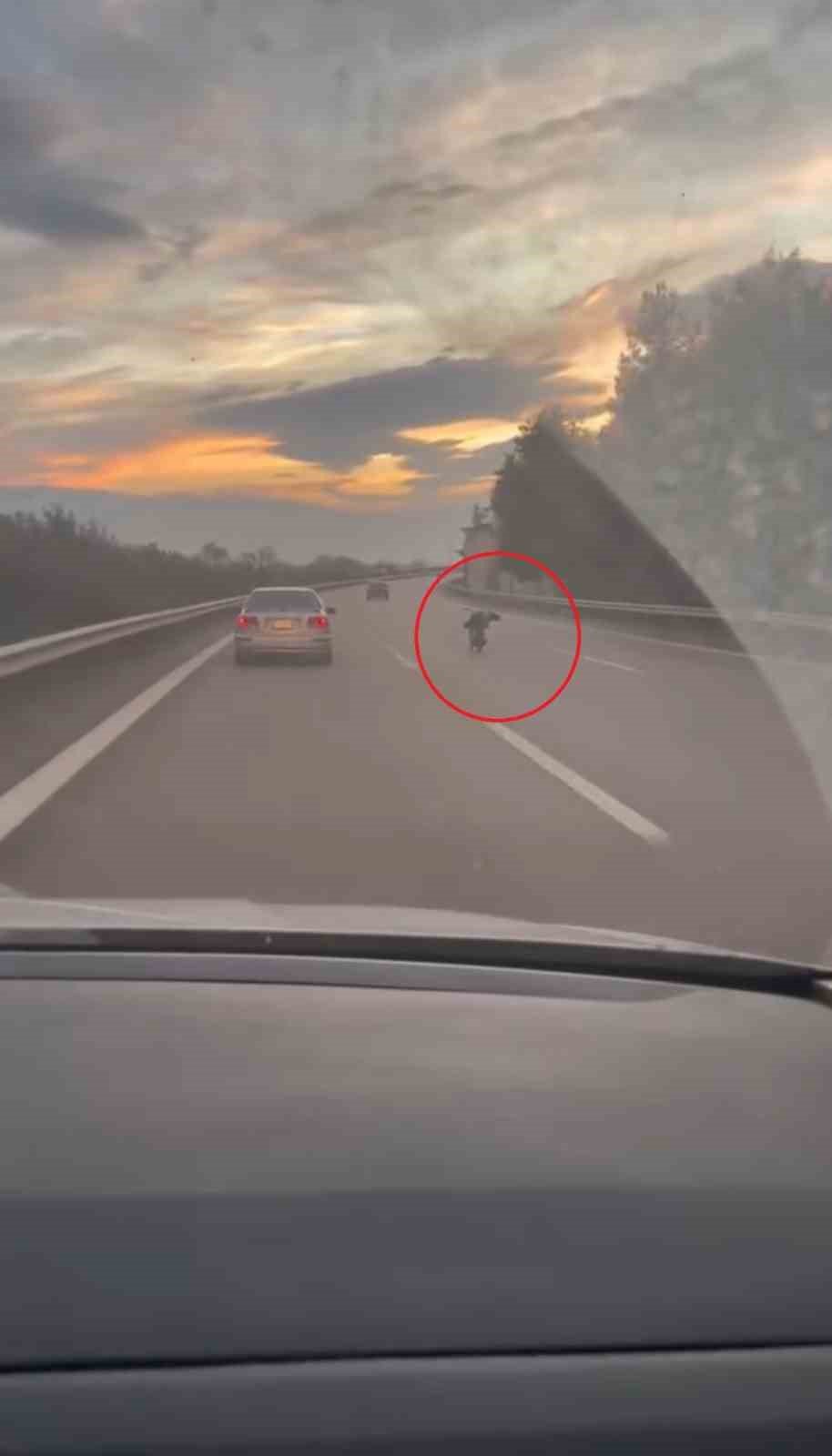 Otobanda Motosikletini Yatarak Kullandı