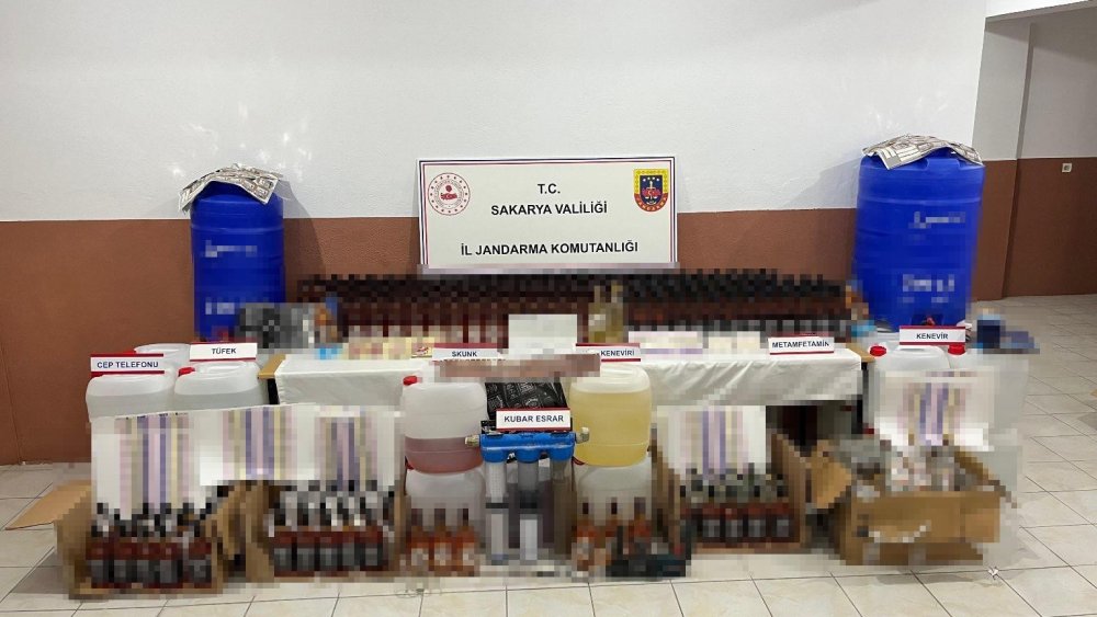 Giysi Kolilerinden Litrelerce Kaçak Alkol Çıktı