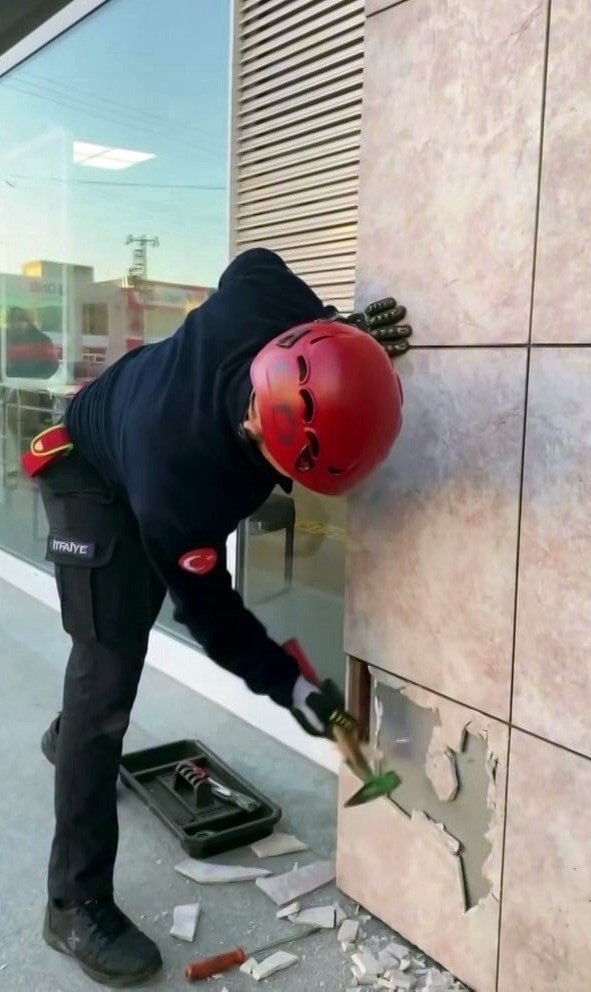 Beton Duvar Arasında Sıkışan Yavru Kedi Kurtarıldı