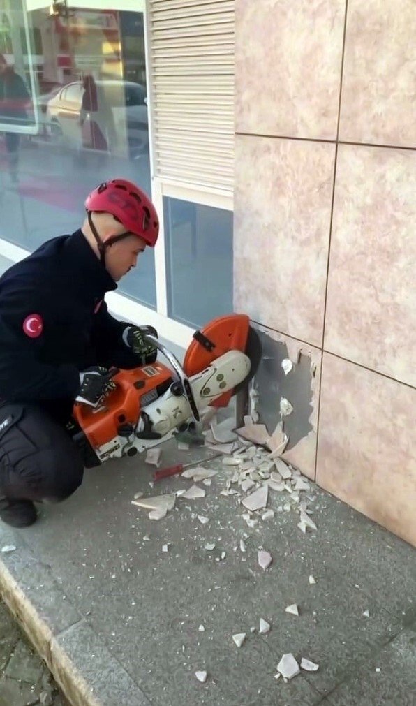 Beton Duvar Arasında Sıkışan Yavru Kedi Kurtarıldı