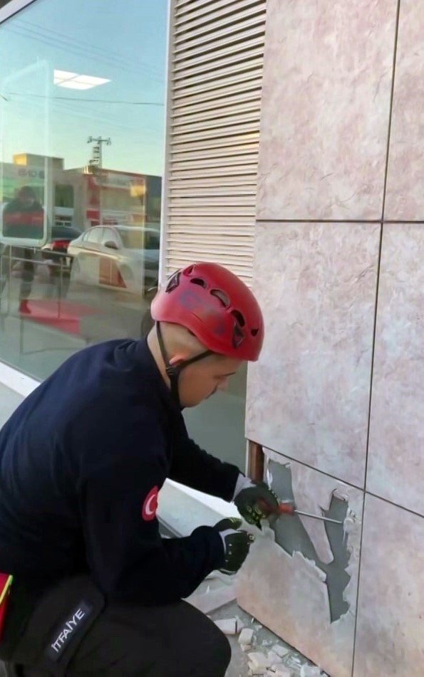 Beton Duvar Arasında Sıkışan Yavru Kedi Kurtarıldı
