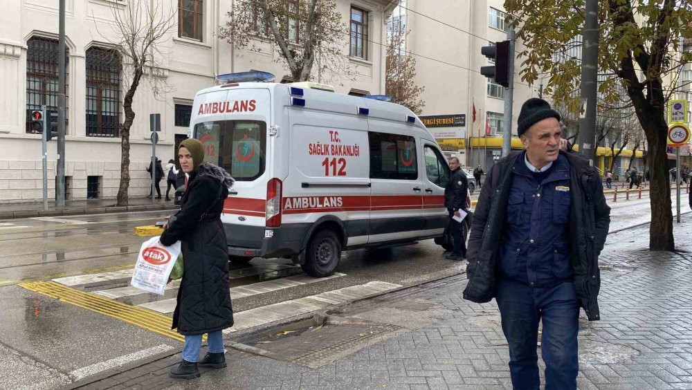 Karşıya geçerken aracın aynası çarpan adam başından yaralandı